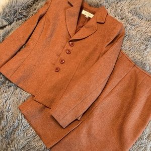 Classic suit in burnt sienna size 4